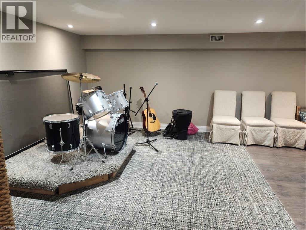 2019 Dundas Street, Burlington, ON - Indoor