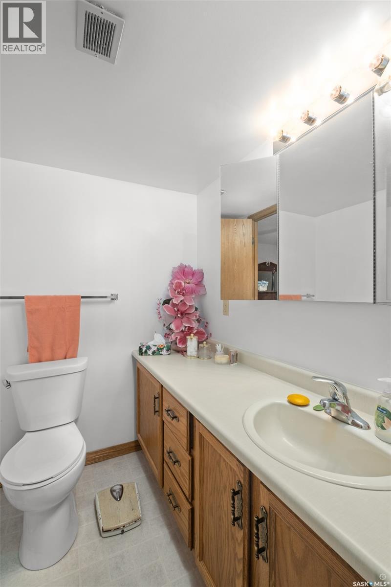 1B 516 River Street E, Prince Albert, SK - Indoor Photo Showing Bathroom