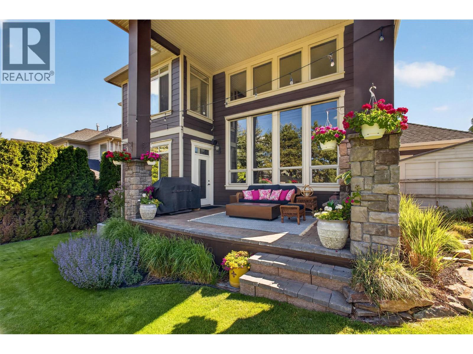 Extended ceiling height with large windows - 336 Quilchena Drive, Kelowna, BC - Indoor Photo Showing Living Room