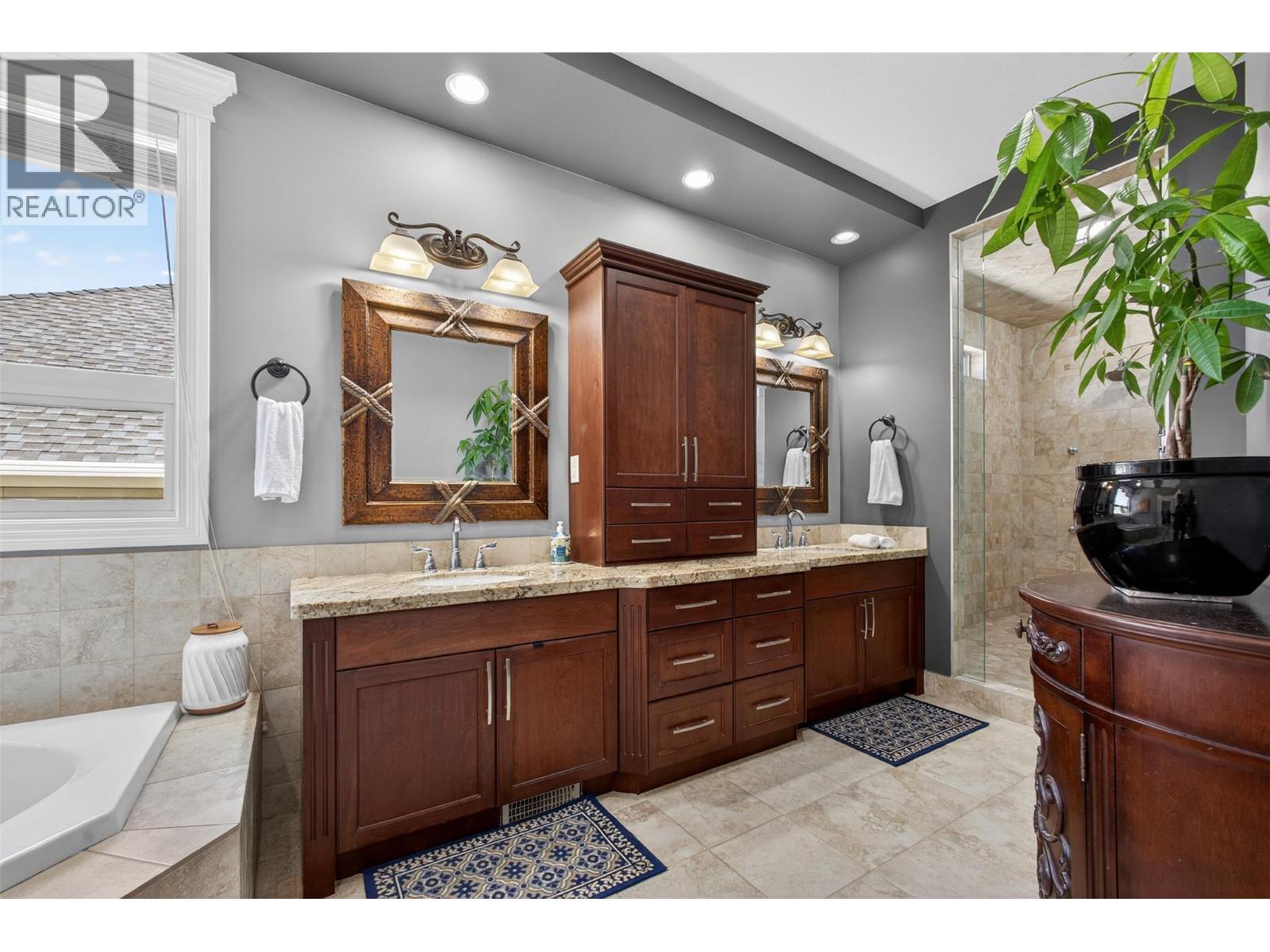Full laundry room on the main level near the garage entrance - 336 Quilchena Drive, Kelowna, BC - Indoor Photo Showing Laundry Room