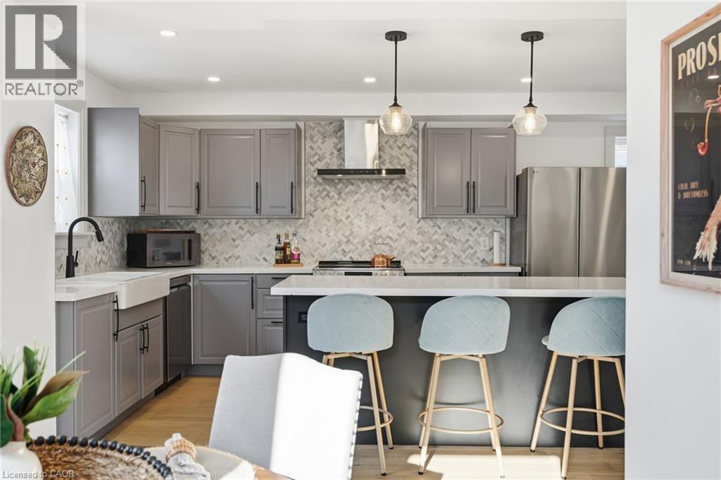 286 East 18Th Street, Hamilton, ON - Indoor Photo Showing Kitchen With Upgraded Kitchen