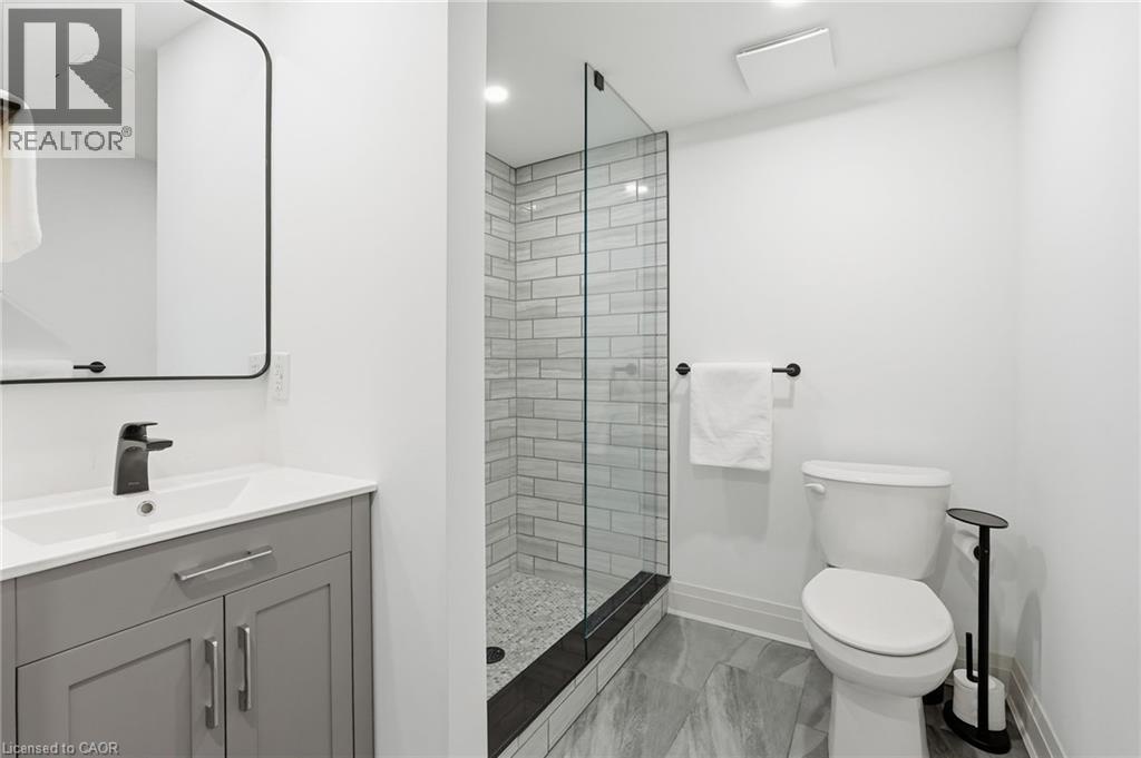 286 East 18Th Street, Hamilton, ON - Indoor Photo Showing Bathroom