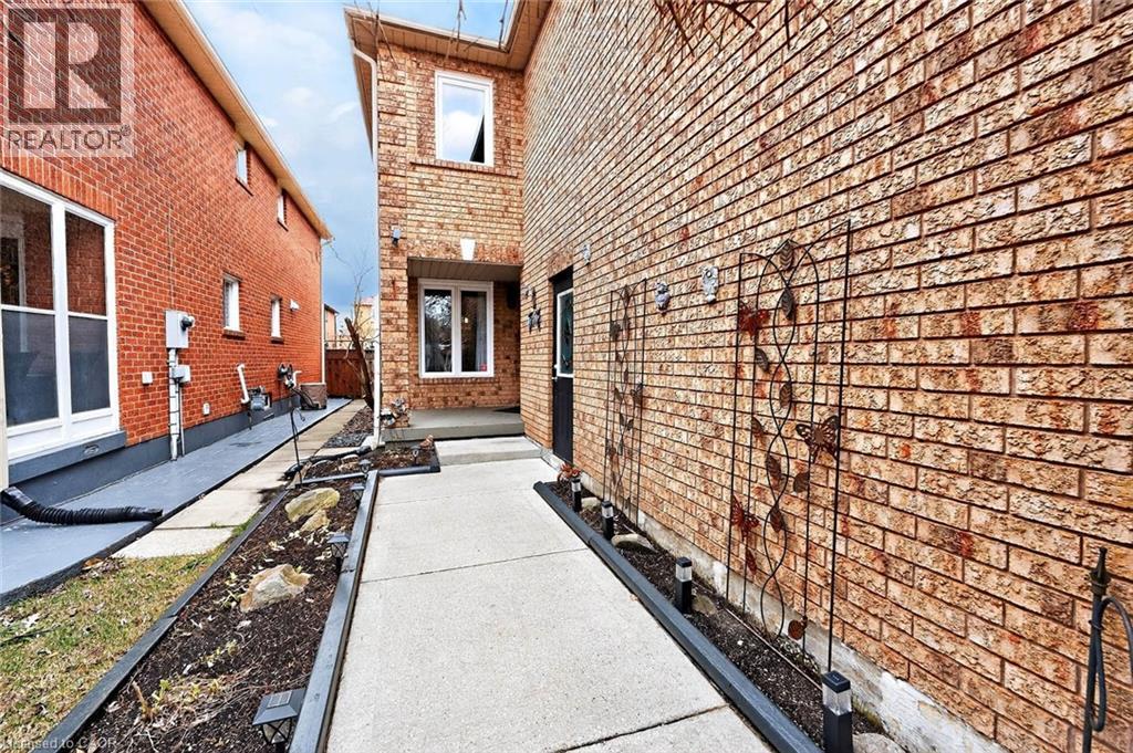 Property entrance with brick siding and a patio area - 3753 Densbury Drive, Mississauga, ON - Outdoor