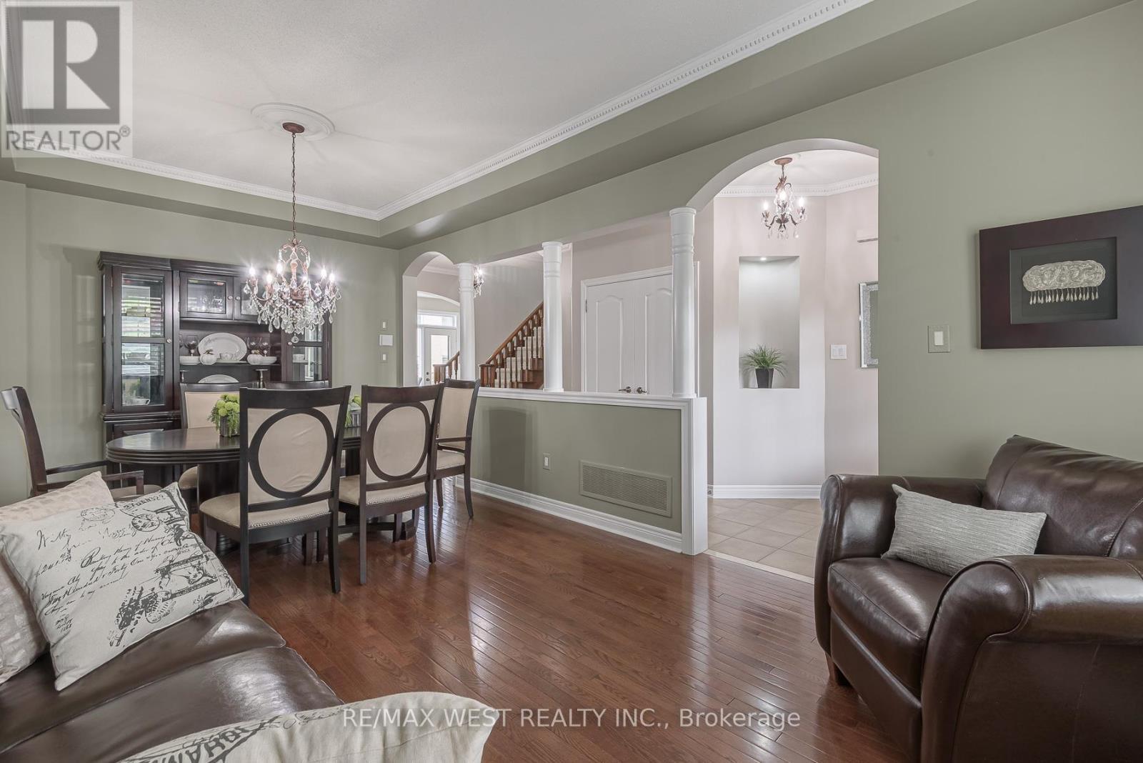 17 Hawkridge Trail, Brampton, ON - Indoor Photo Showing Living Room