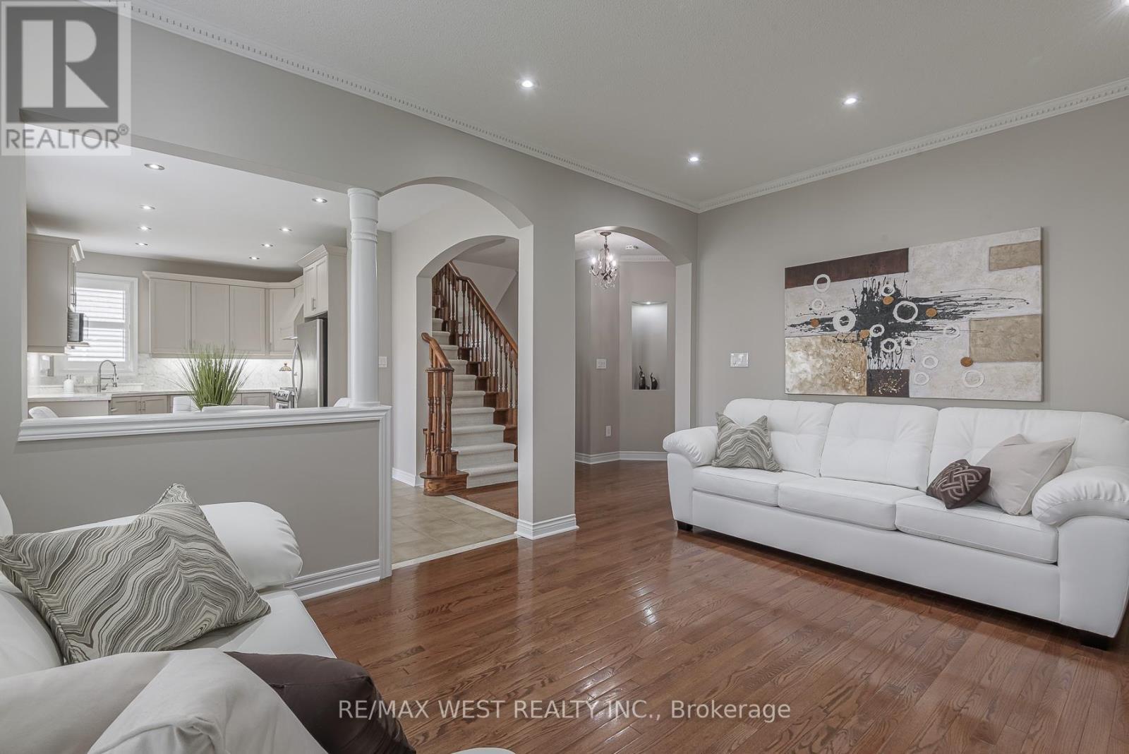 17 Hawkridge Trail, Brampton, ON - Indoor Photo Showing Living Room