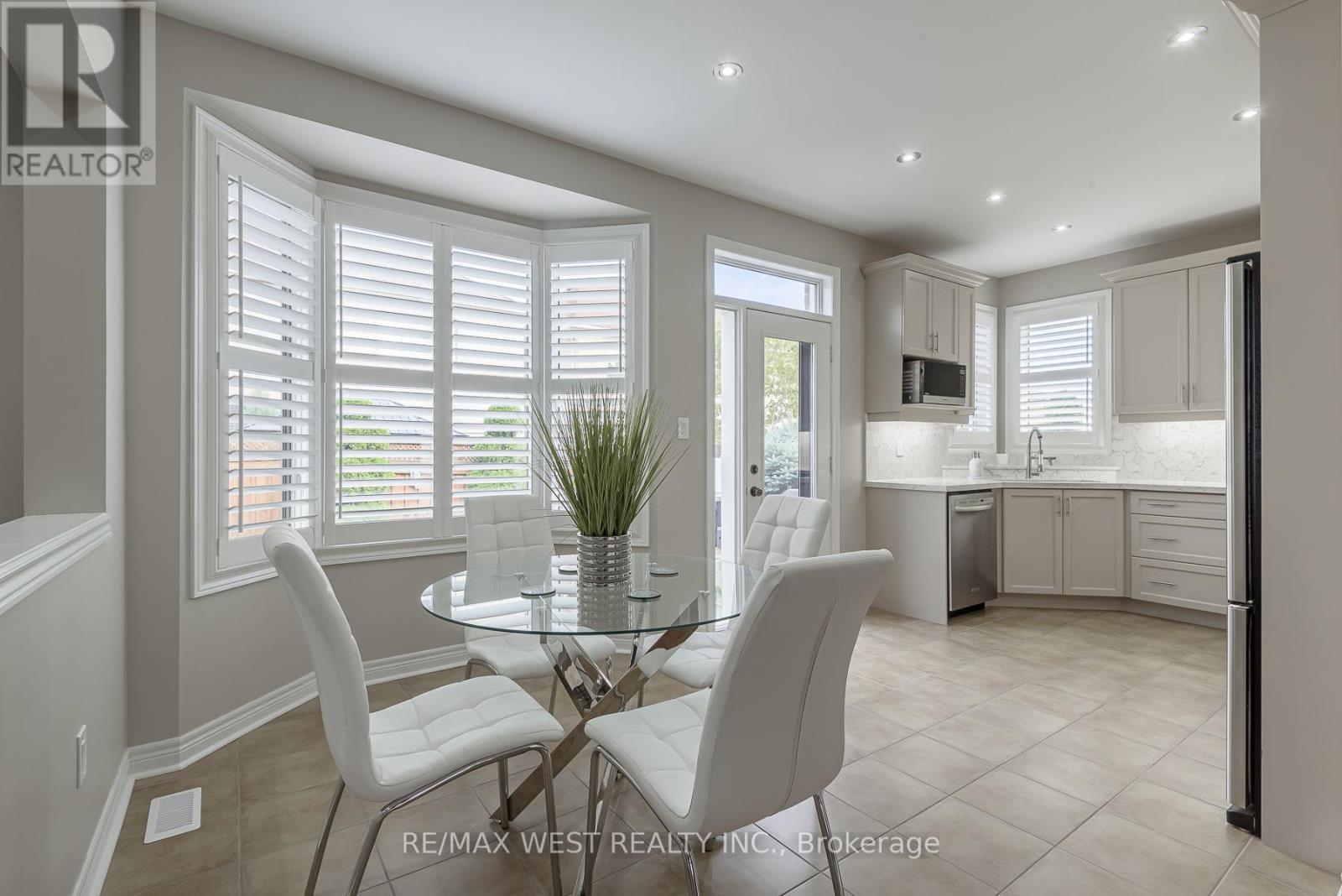 17 Hawkridge Trail, Brampton, ON - Indoor Photo Showing Dining Room