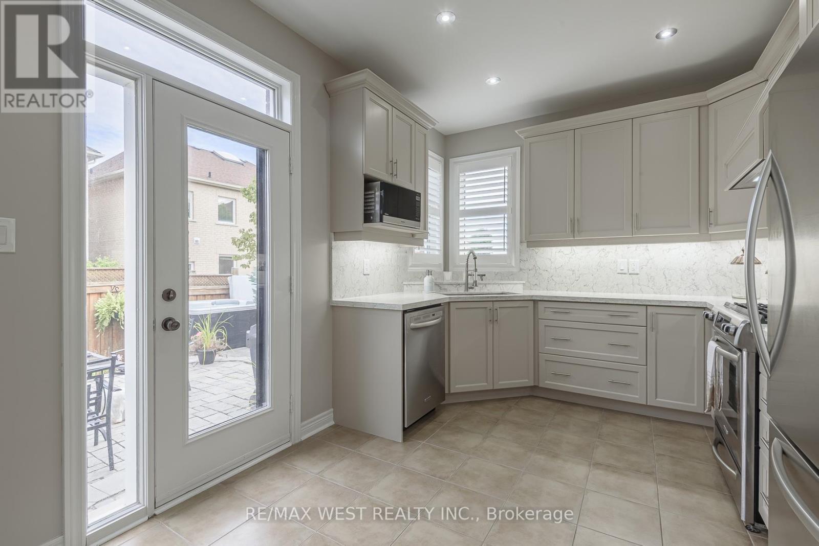 17 Hawkridge Trail, Brampton, ON - Indoor Photo Showing Kitchen