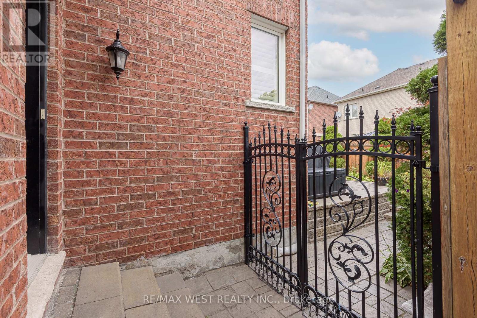 17 Hawkridge Trail, Brampton, ON - Outdoor