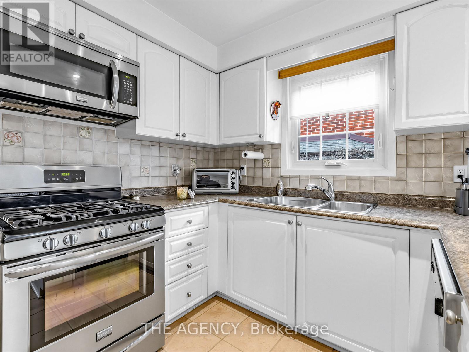 146 Crosby Avenue, Richmond Hill, ON - Indoor Photo Showing Kitchen With Double Sink