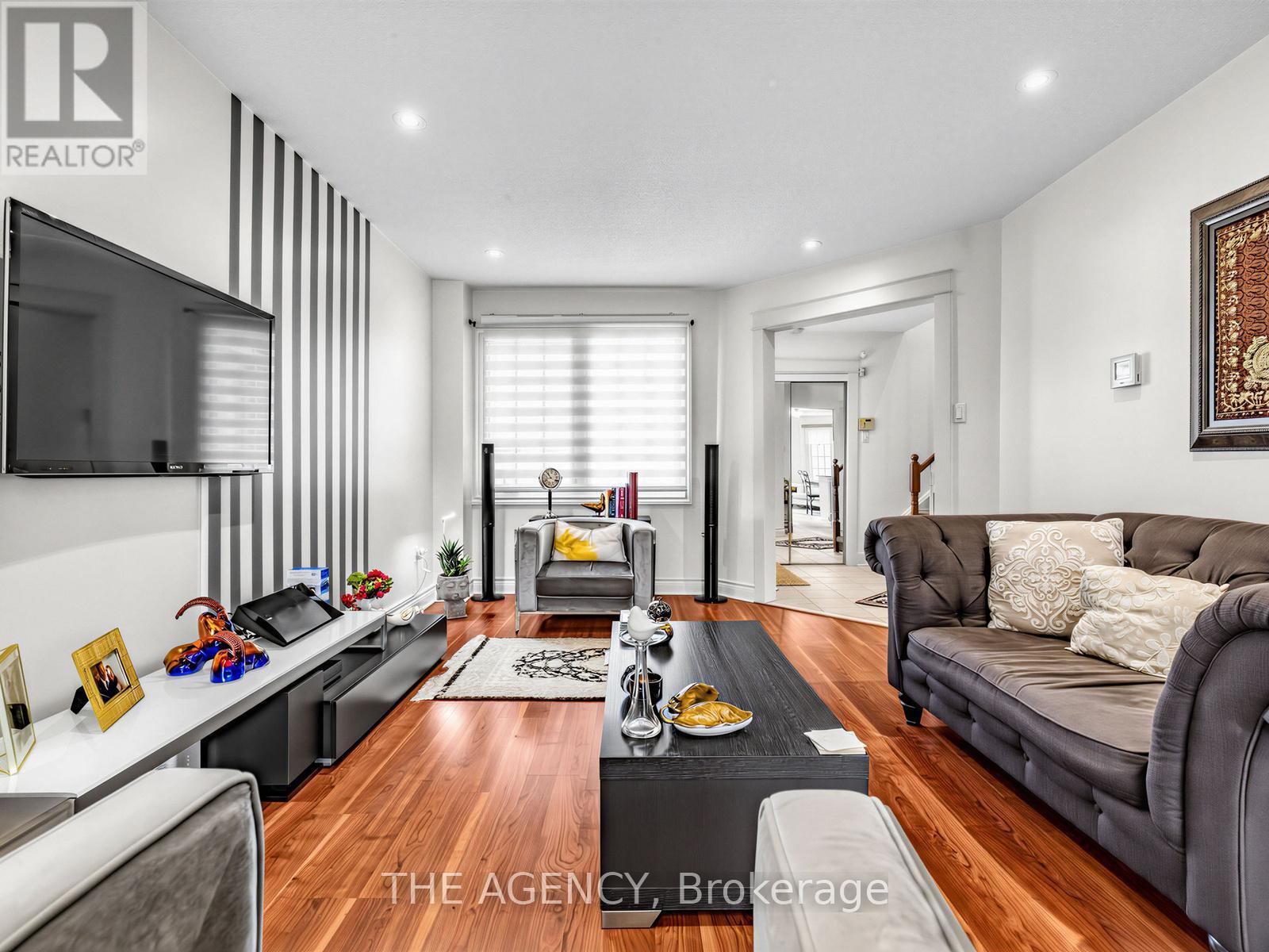 146 Crosby Avenue, Richmond Hill, ON - Indoor Photo Showing Living Room