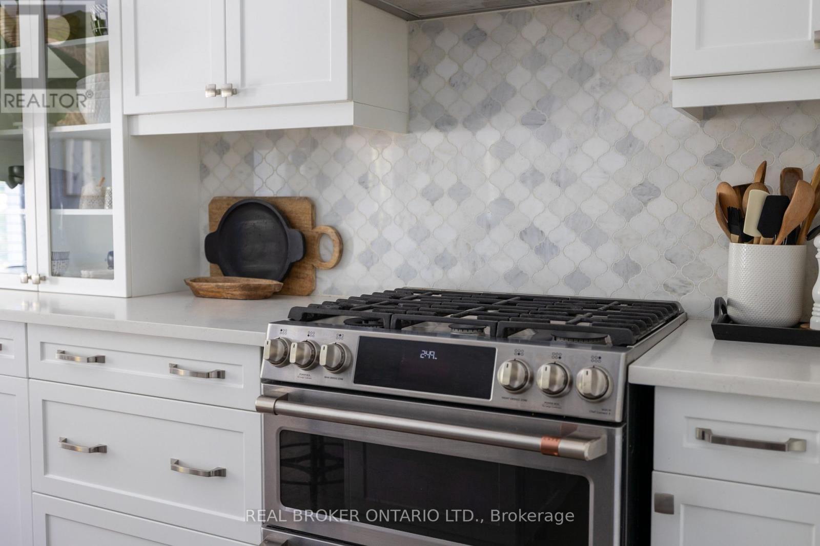 19 Cheslock Crescent, Oro-Medonte, ON - Indoor Photo Showing Kitchen