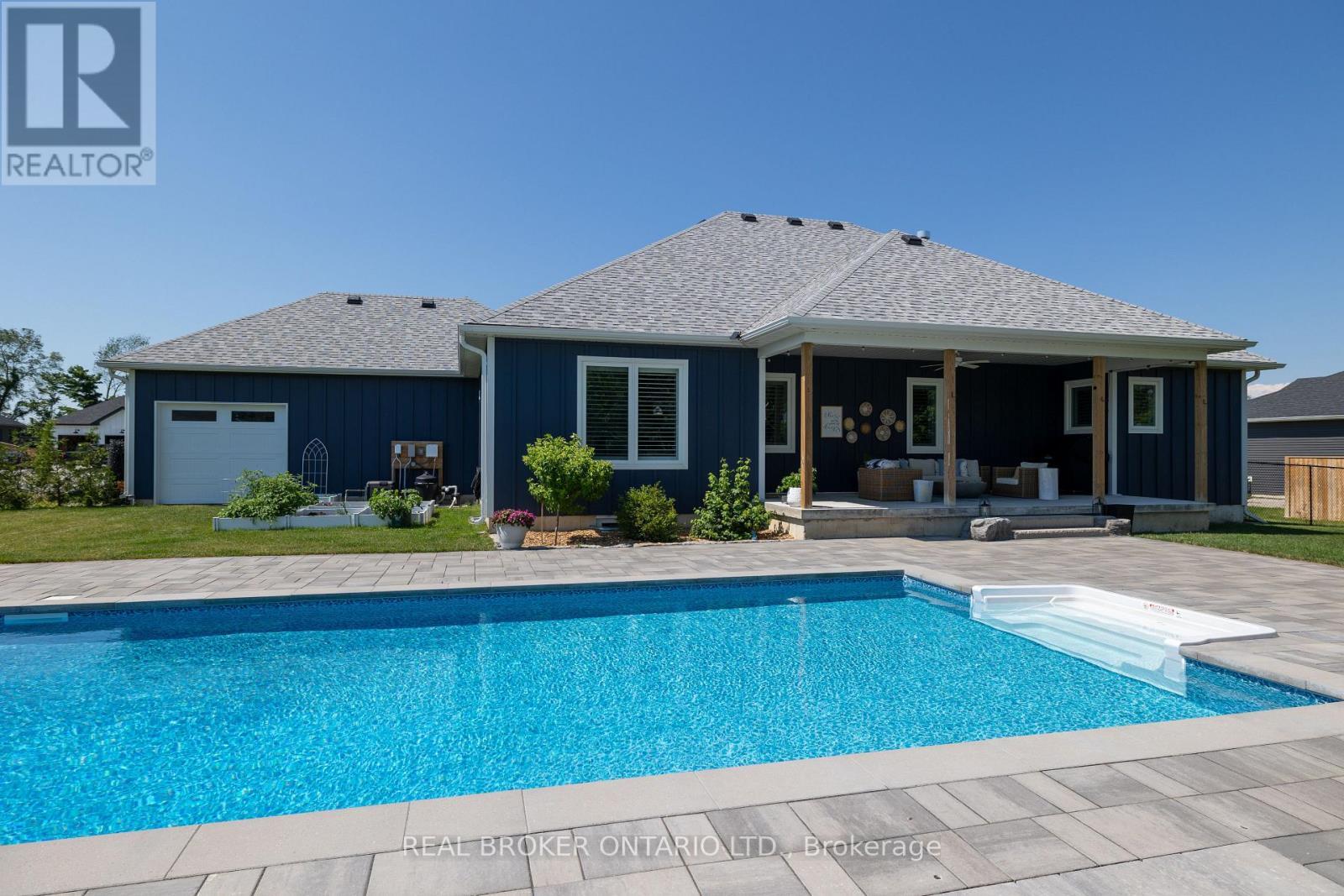 19 Cheslock Crescent, Oro-Medonte, ON - Outdoor With In Ground Pool With Deck Patio Veranda