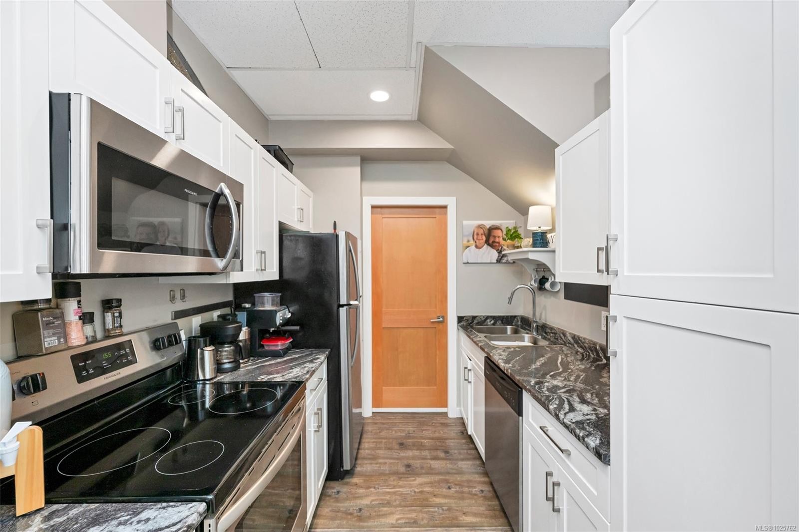 111-689 Hoffman Ave, Langford, BC - Indoor Photo Showing Kitchen With Double Sink