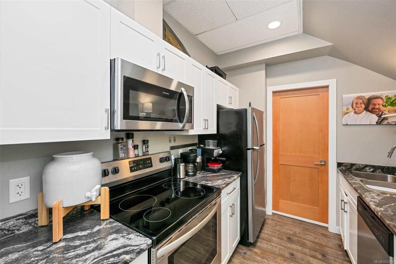 111-689 Hoffman Ave, Langford, BC - Indoor Photo Showing Kitchen