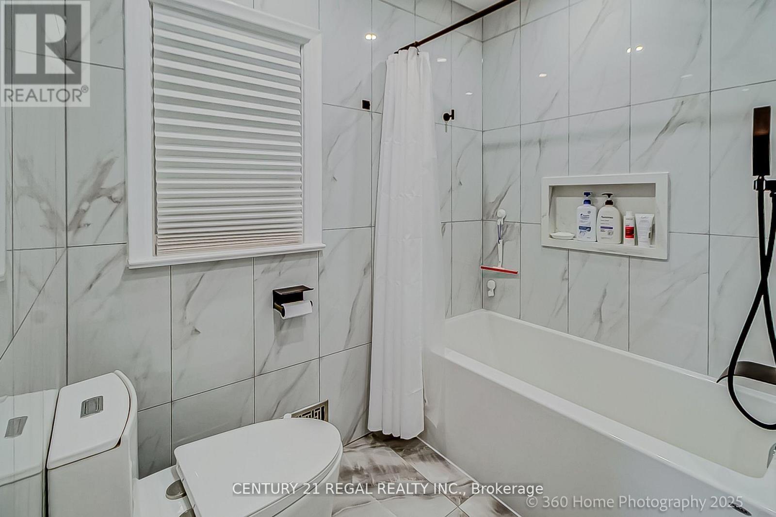 17 Electro Road, Toronto, ON - Indoor Photo Showing Bathroom