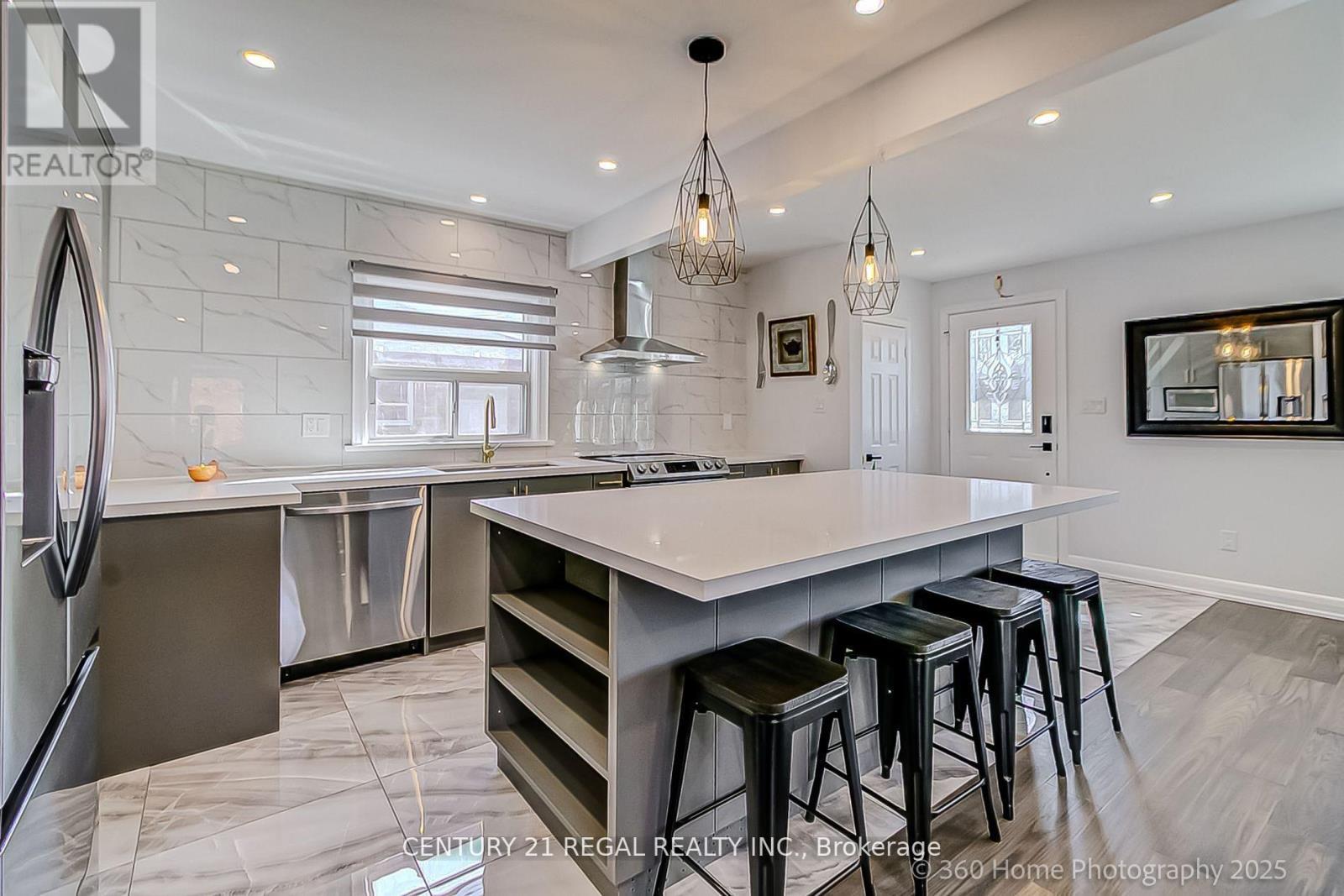 17 Electro Road, Toronto, ON - Indoor Photo Showing Kitchen With Upgraded Kitchen