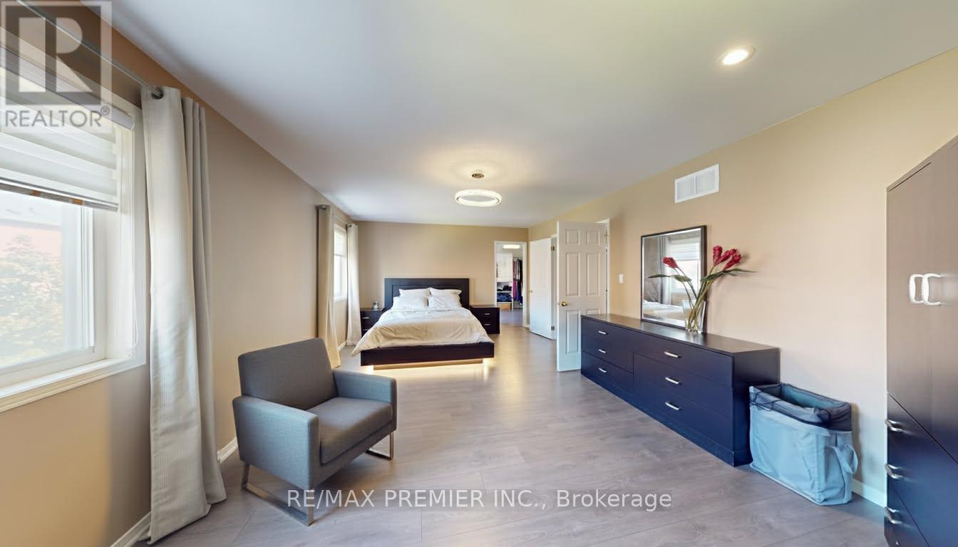 2307 Pilgrim Square, Oshawa, ON - Indoor
