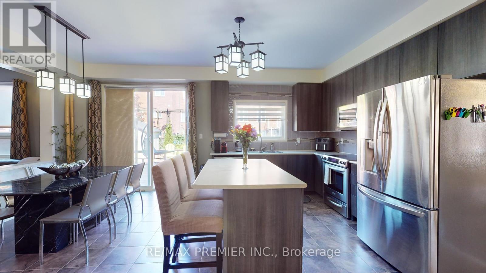 2307 Pilgrim Square, Oshawa, ON - Indoor