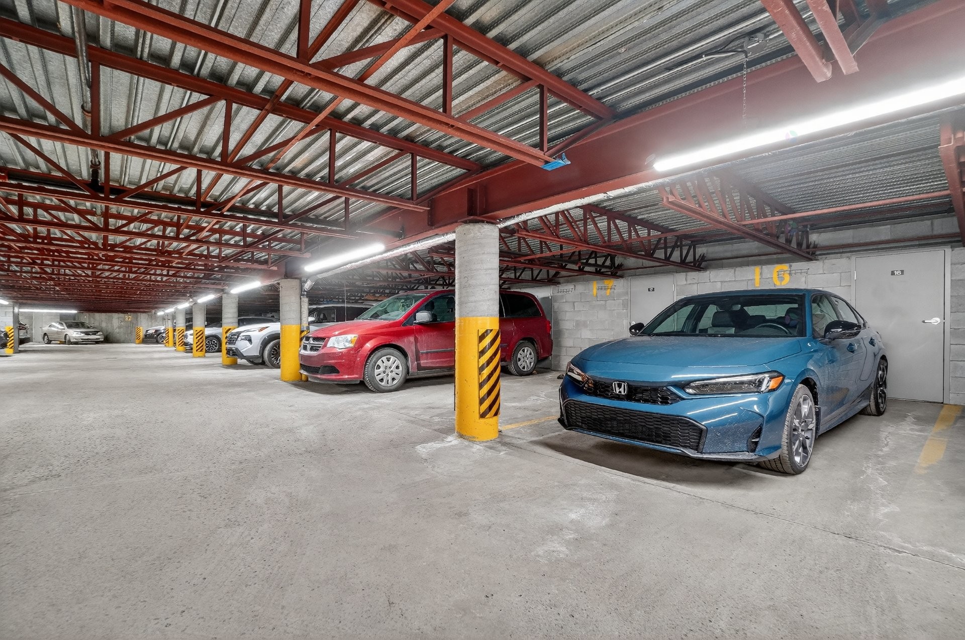 Garage - 108-1665 Av. Victoria, Saint-Lambert, QC - Indoor Photo Showing Garage