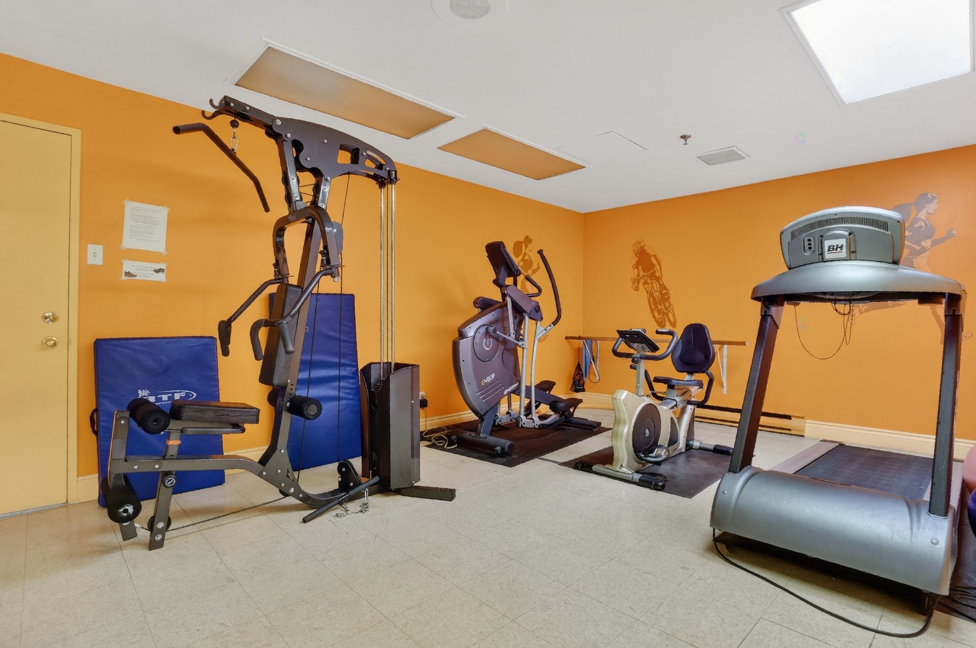 Exercise Room - 108-1665 Av. Victoria, Saint-Lambert, QC - Indoor Photo Showing Gym Room