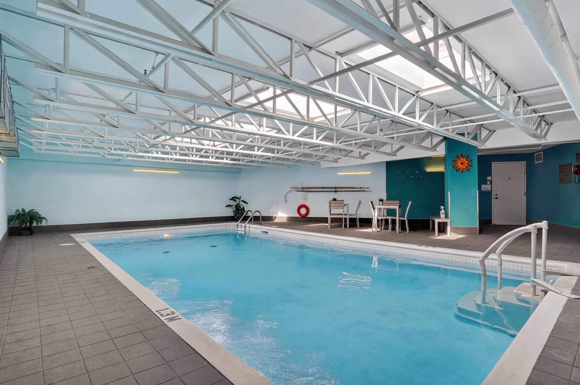 Pool - 108-1665 Av. Victoria, Saint-Lambert, QC - Indoor Photo Showing Other Room With In Ground Pool