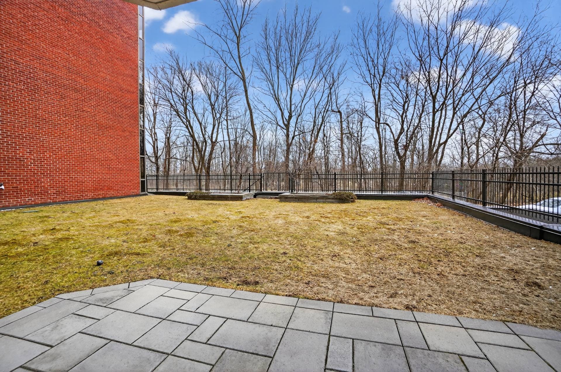 Courtyard - 114-450 Rue St-Georges, Saint-Lambert, QC - Outdoor