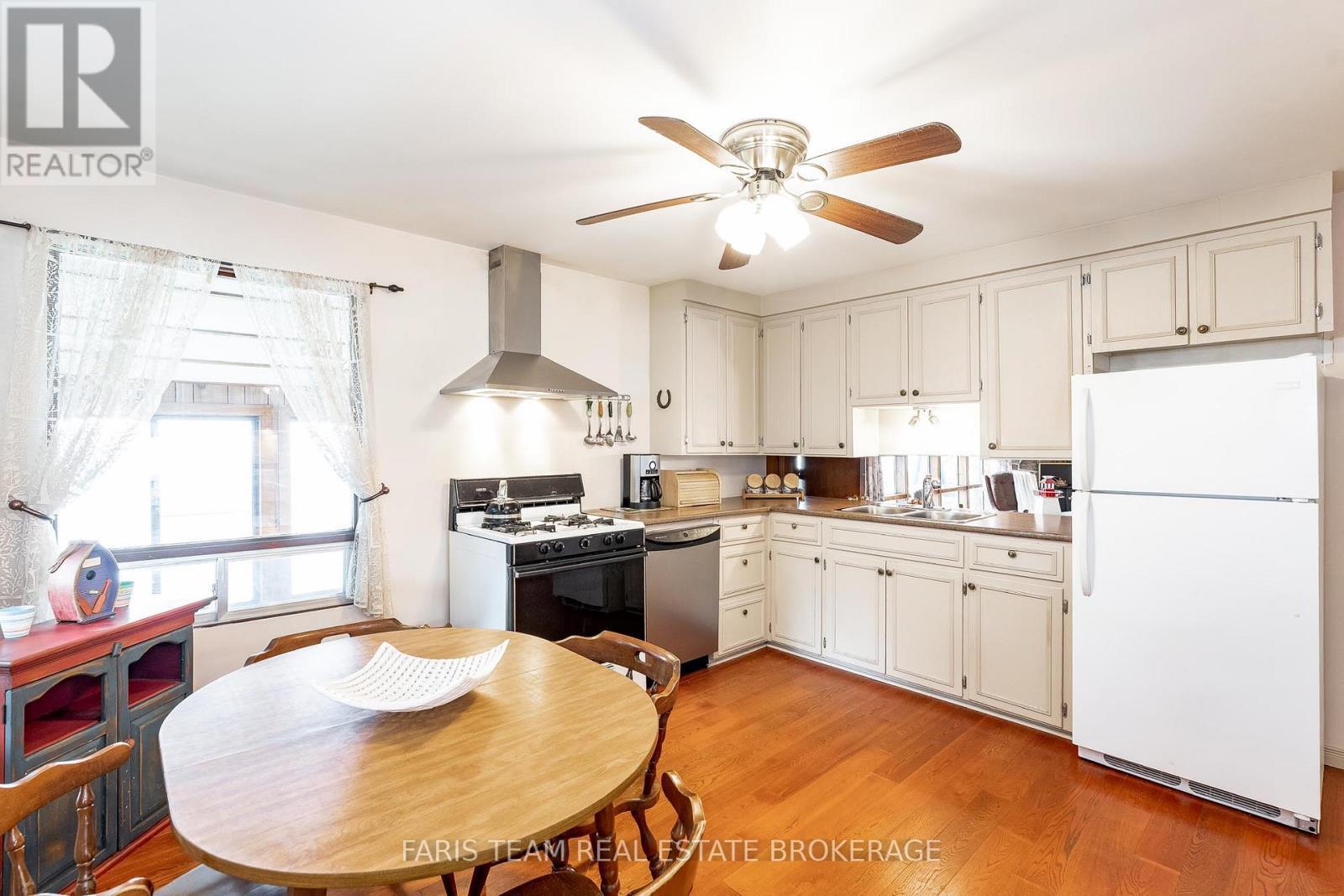 1697 Champlain Road, Tiny, ON - Indoor