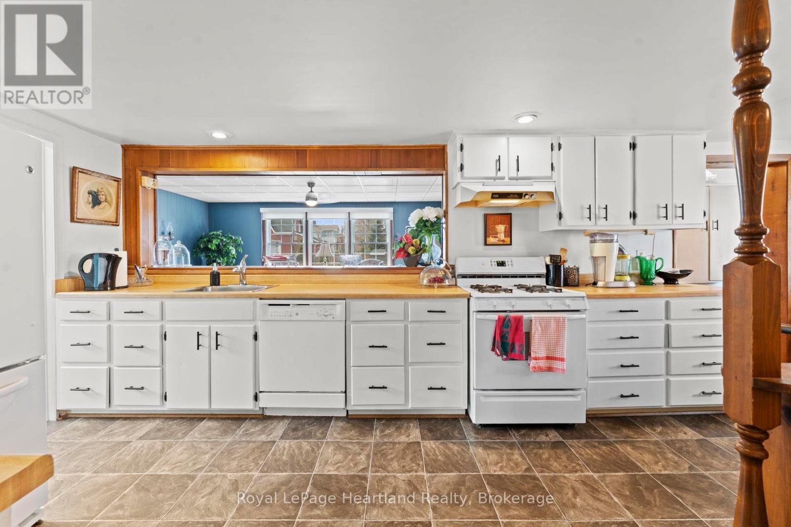 107 Victoria Street N, Goderich (Goderich (Town)), ON - Indoor Photo Showing Kitchen