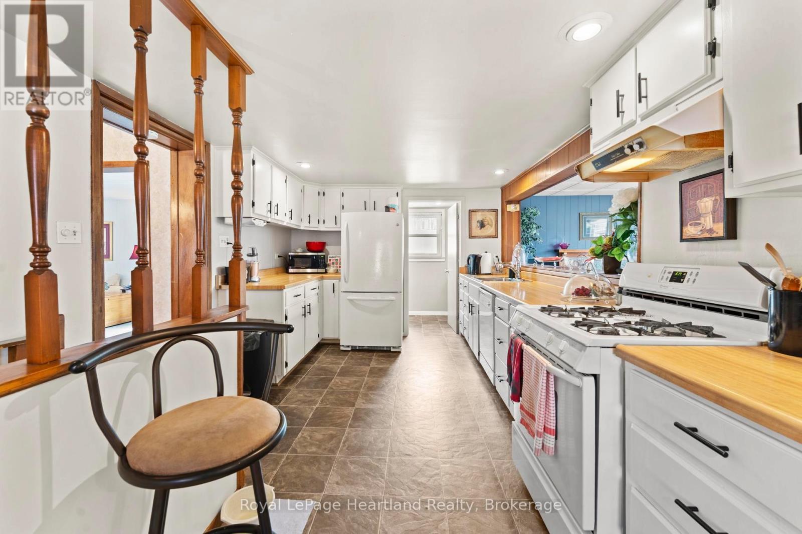 107 Victoria Street N, Goderich (Goderich (Town)), ON - Indoor Photo Showing Kitchen