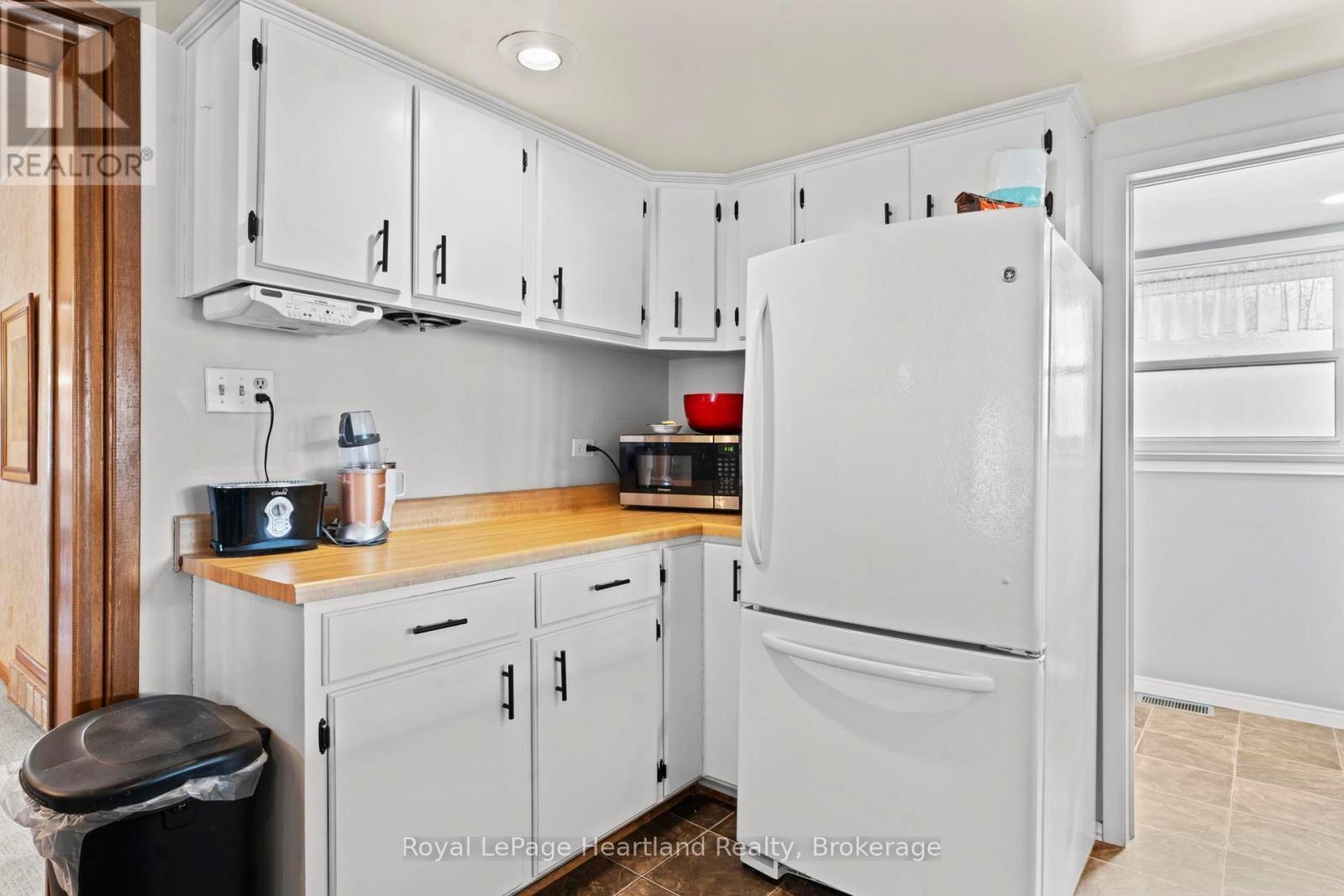 107 Victoria Street N, Goderich (Goderich (Town)), ON - Indoor Photo Showing Kitchen