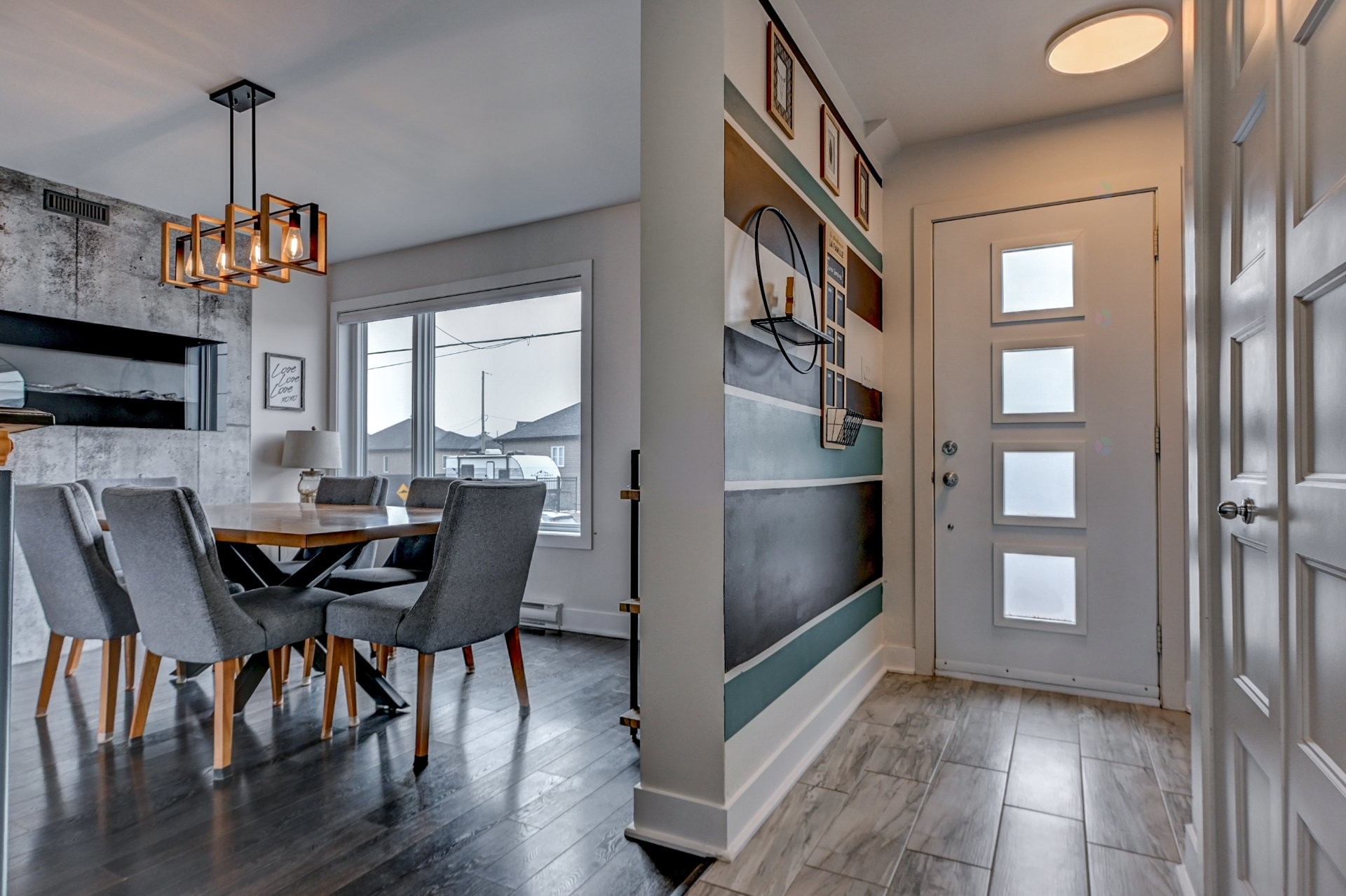 Hall d'entrée/Vestibule - 634 Rue Beauregard, Saint-Lin/Laurentides, QC - Indoor Photo Showing Dining Room With Fireplace