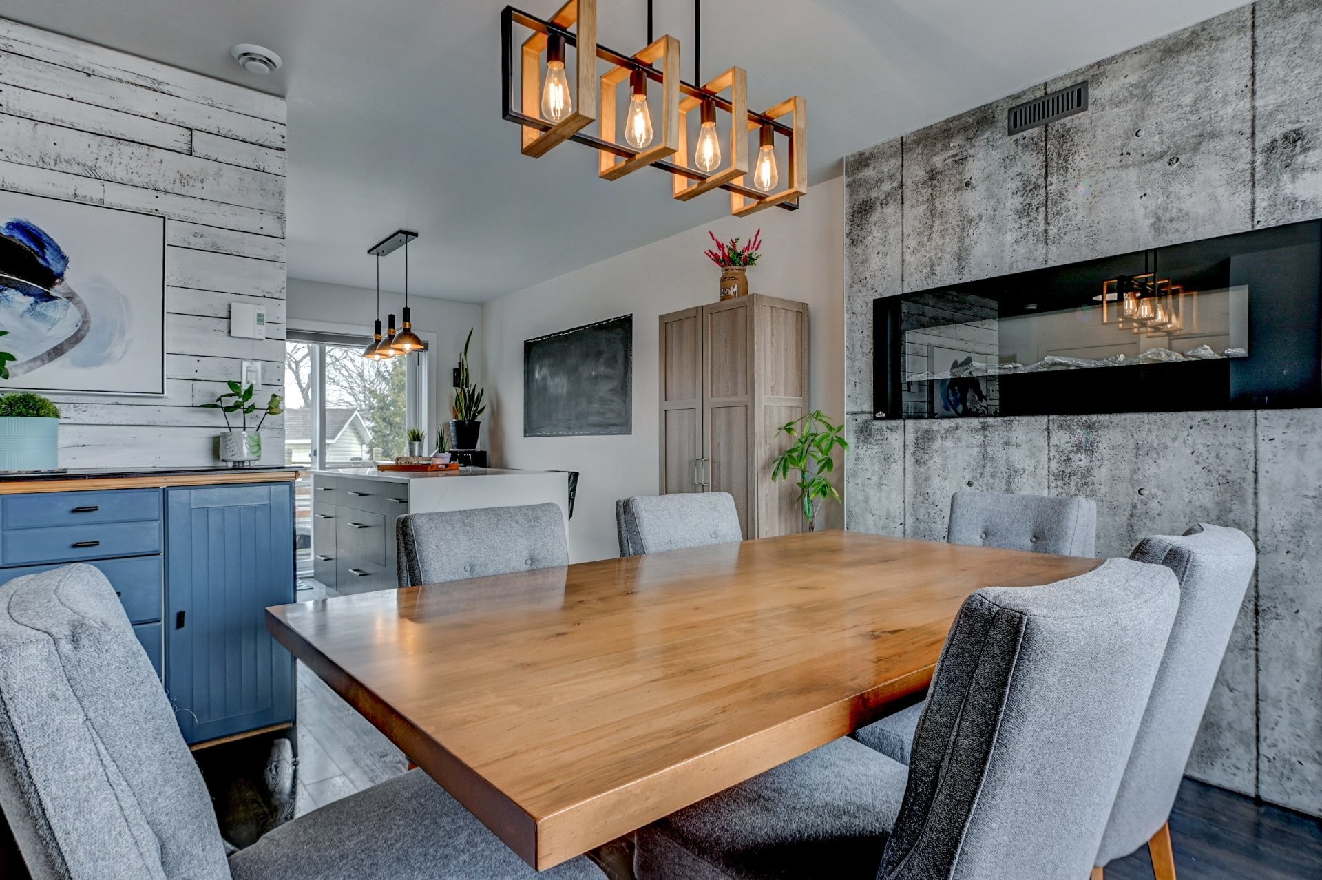 Vue d'ensemble - 634 Rue Beauregard, Saint-Lin/Laurentides, QC - Indoor Photo Showing Dining Room With Fireplace