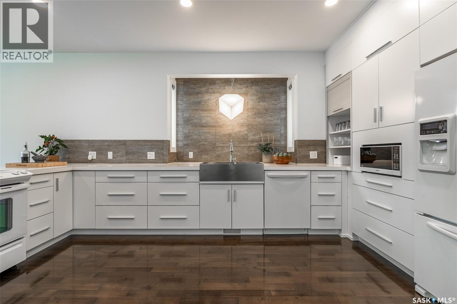 1150 Spadina Crescent E, Saskatoon, SK - Indoor Photo Showing Kitchen With Upgraded Kitchen