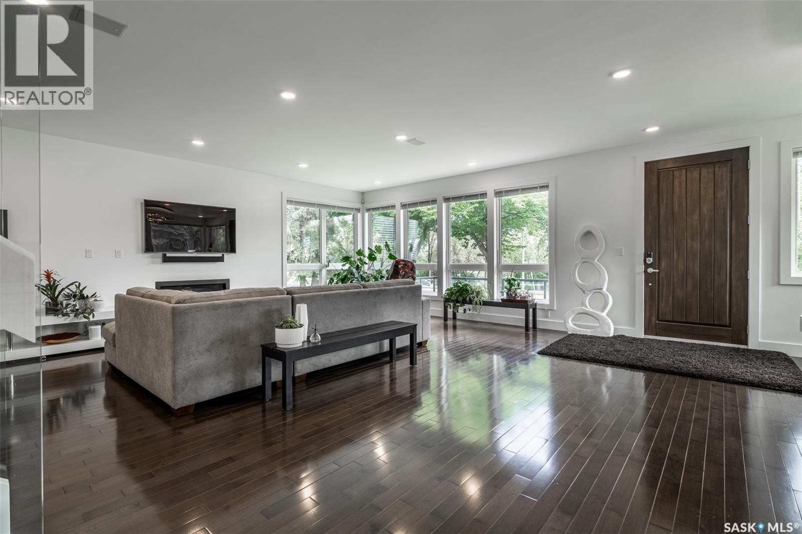 1150 Spadina Crescent E, Saskatoon, SK - Indoor Photo Showing Living Room