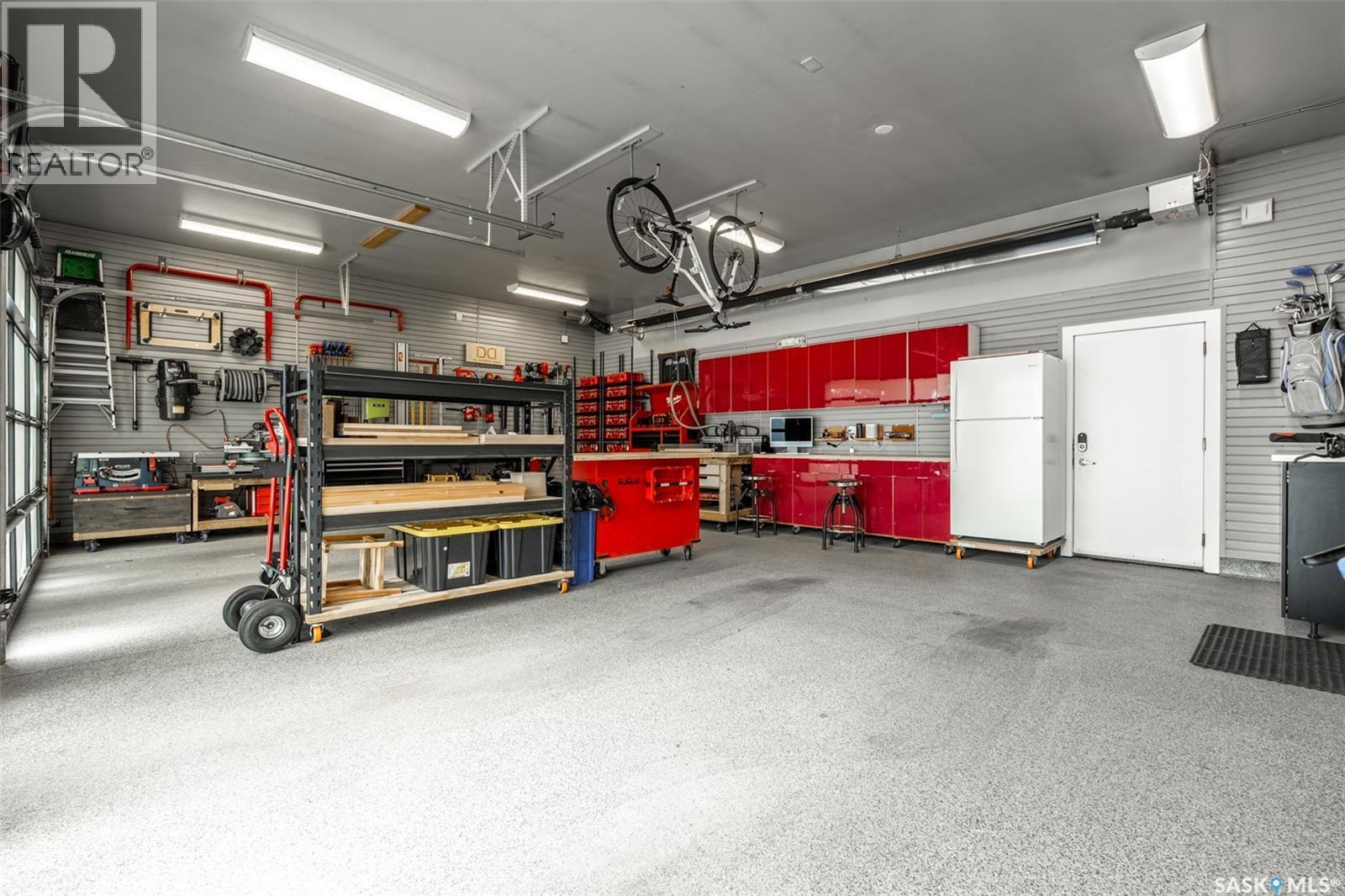 1150 Spadina Crescent E, Saskatoon, SK - Indoor Photo Showing Garage
