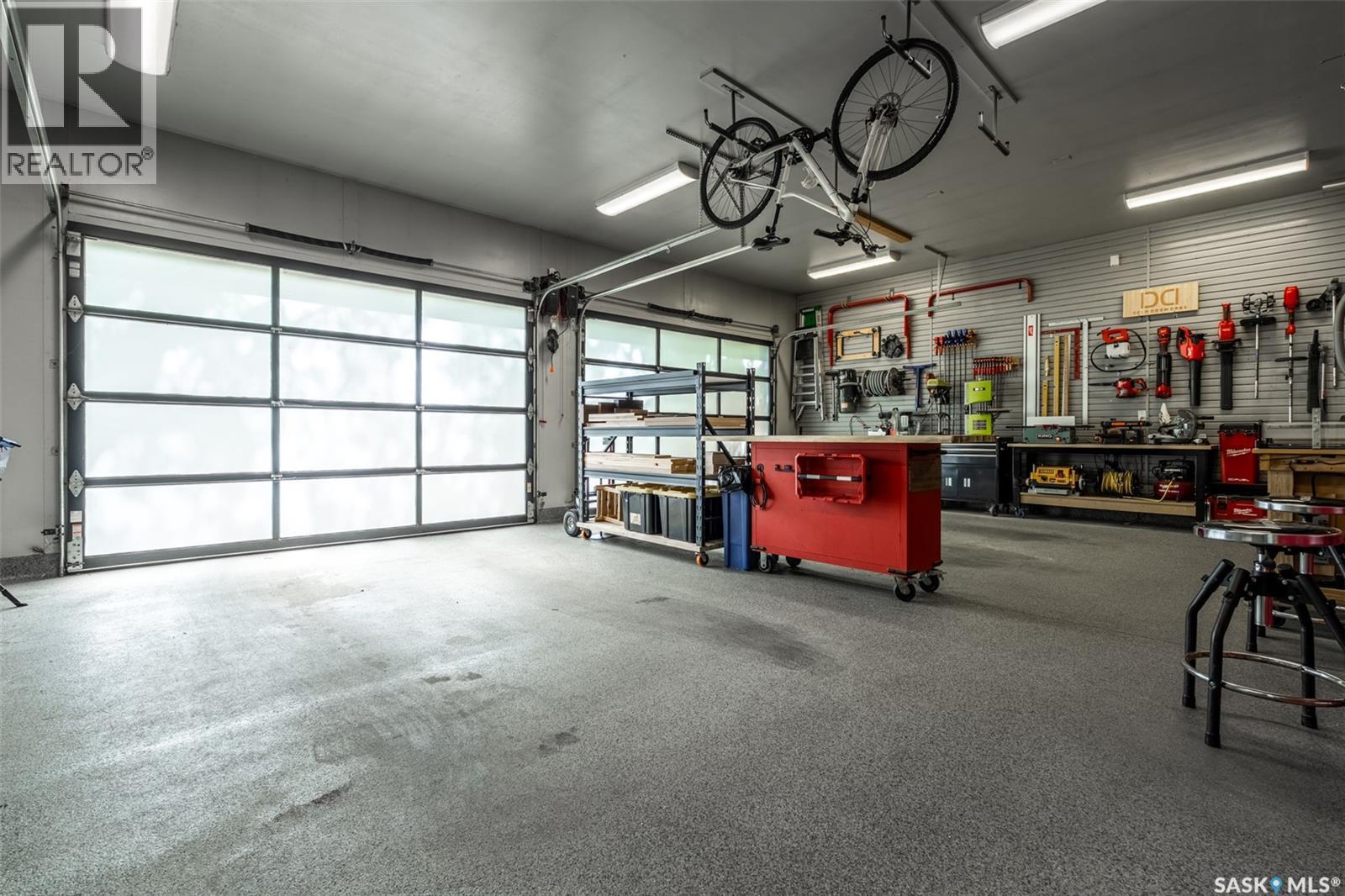1150 Spadina Crescent E, Saskatoon, SK - Indoor Photo Showing Garage