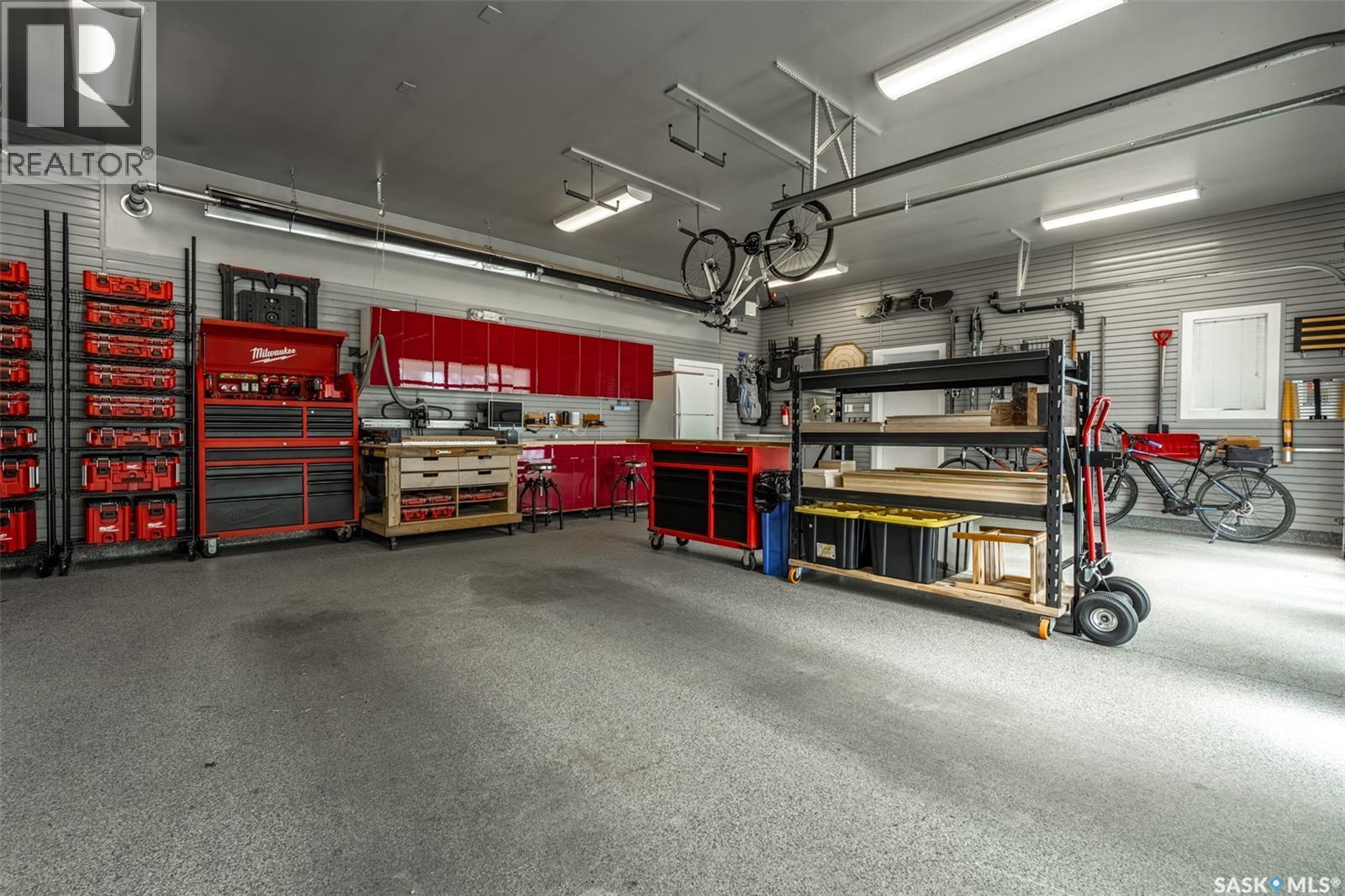 1150 Spadina Crescent E, Saskatoon, SK - Indoor Photo Showing Garage