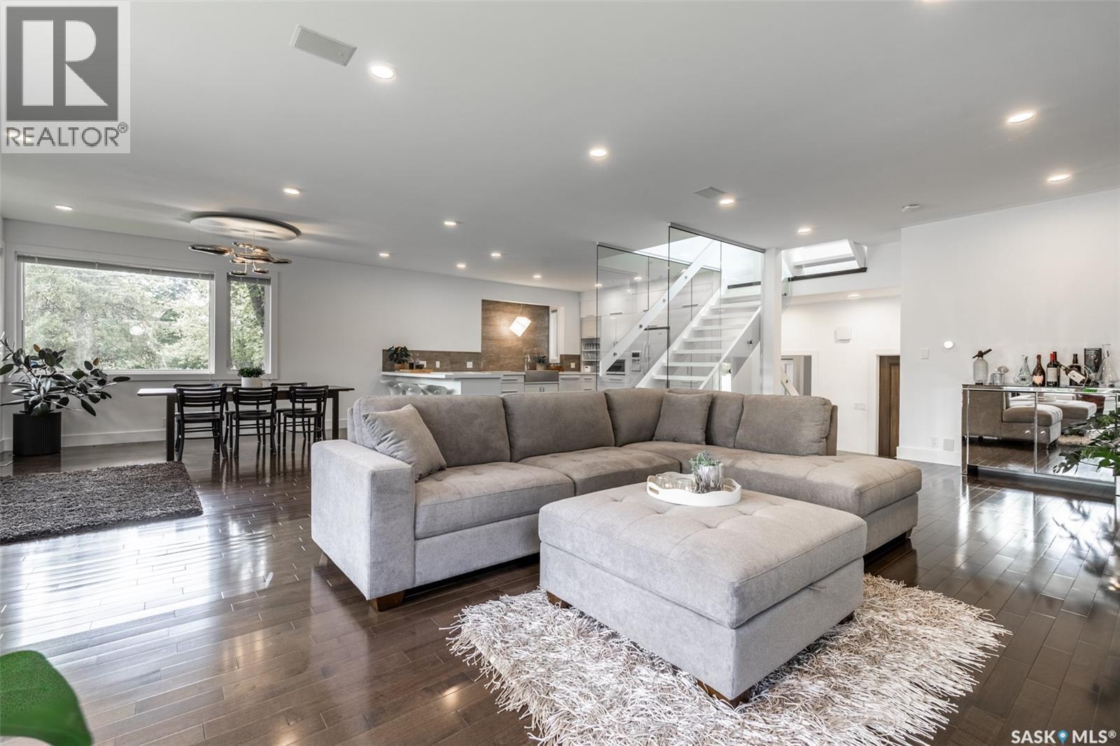 1150 Spadina Crescent E, Saskatoon, SK - Indoor Photo Showing Living Room