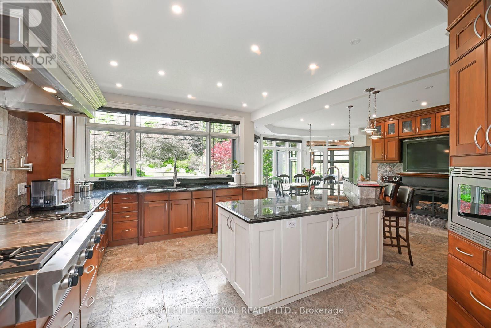 14 Buggey Lane, Ajax, ON - Indoor Photo Showing Kitchen With Upgraded Kitchen