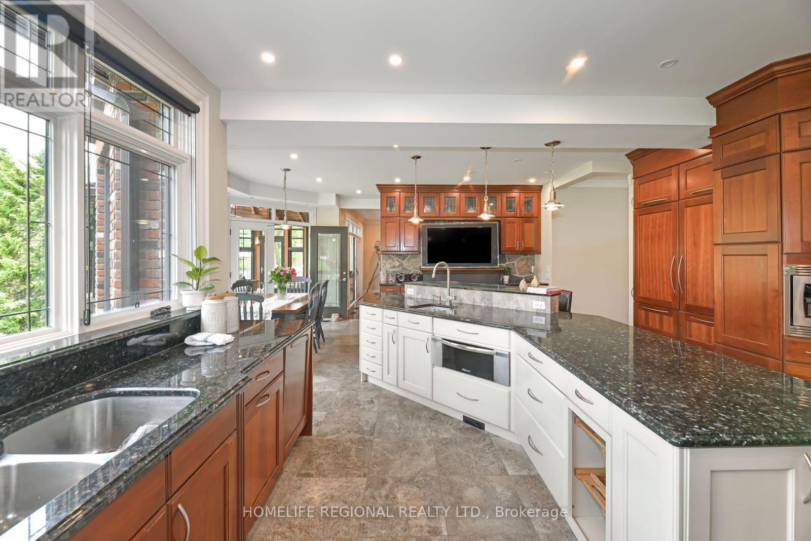 14 Buggey Lane, Ajax, ON - Indoor Photo Showing Kitchen With Upgraded Kitchen