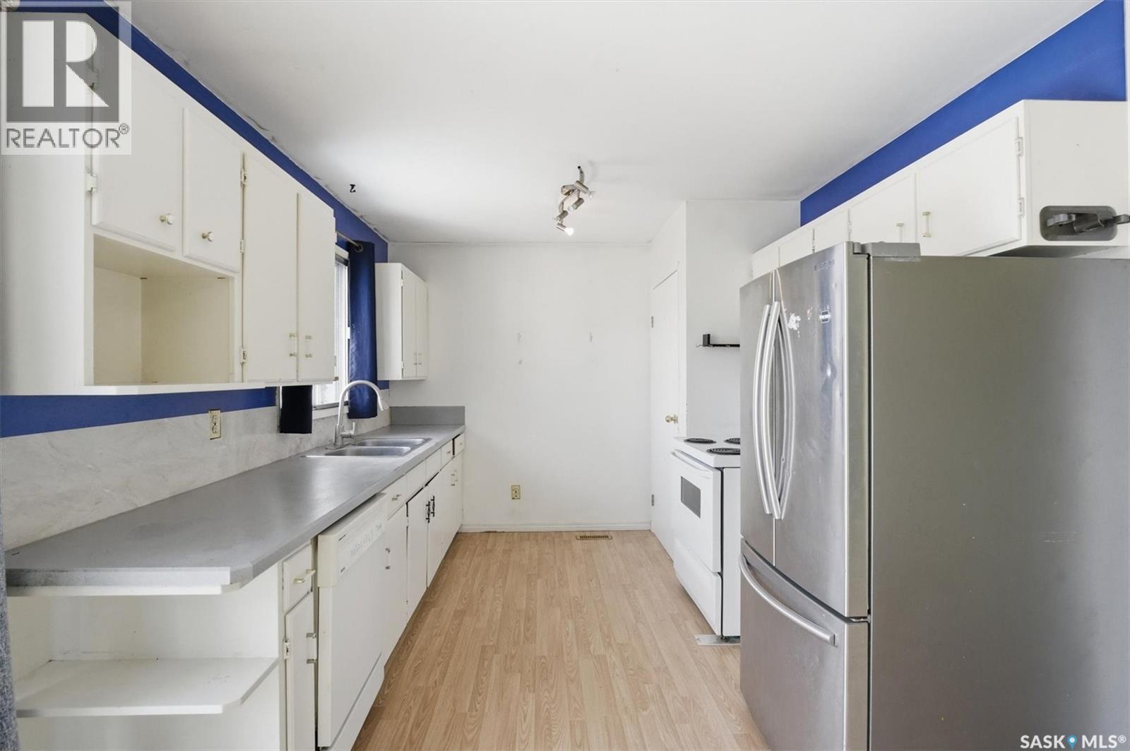 554 Fisher Crescent, Saskatoon, SK - Indoor Photo Showing Kitchen With Double Sink