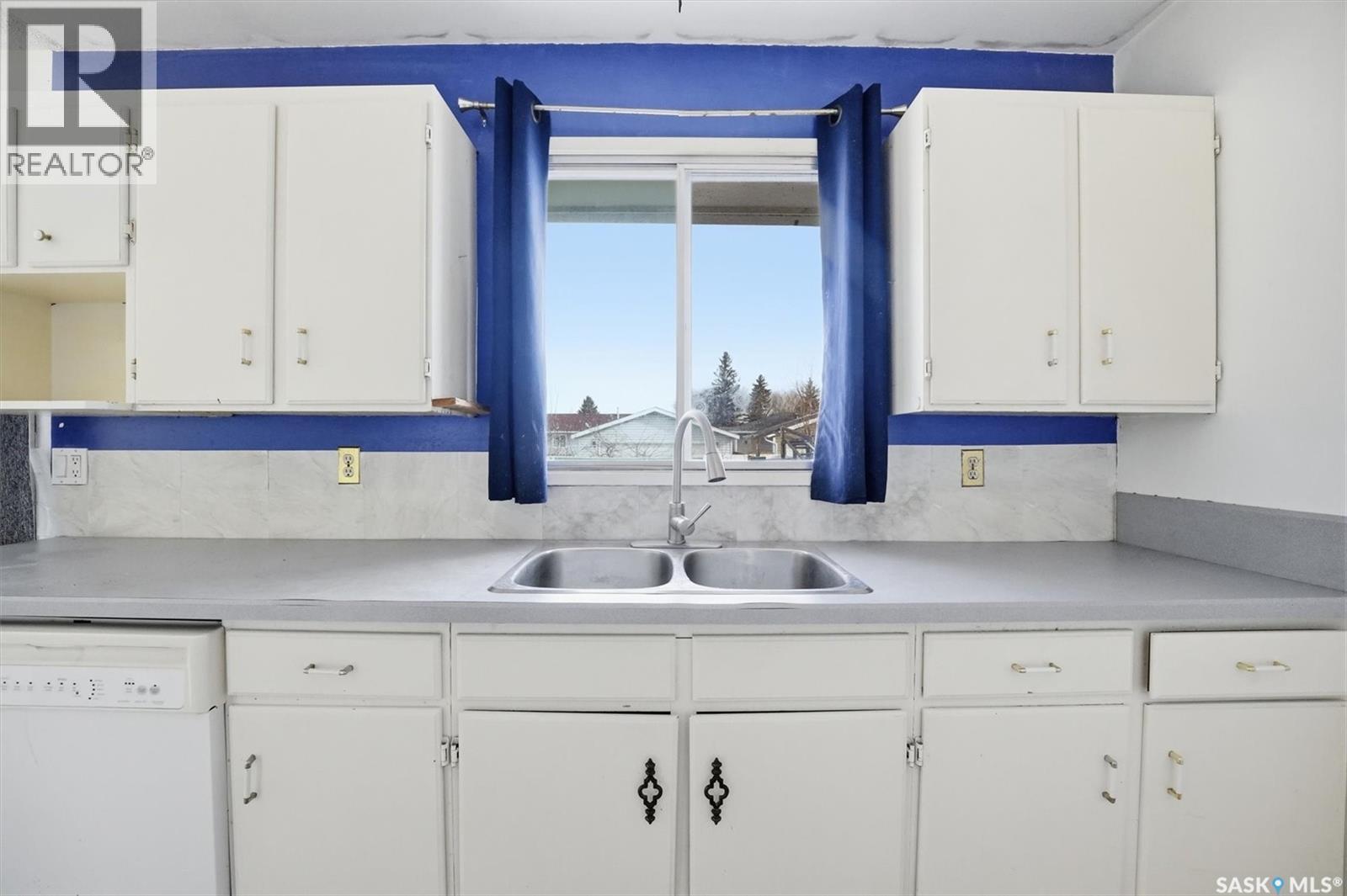 554 Fisher Crescent, Saskatoon, SK - Indoor Photo Showing Kitchen With Double Sink