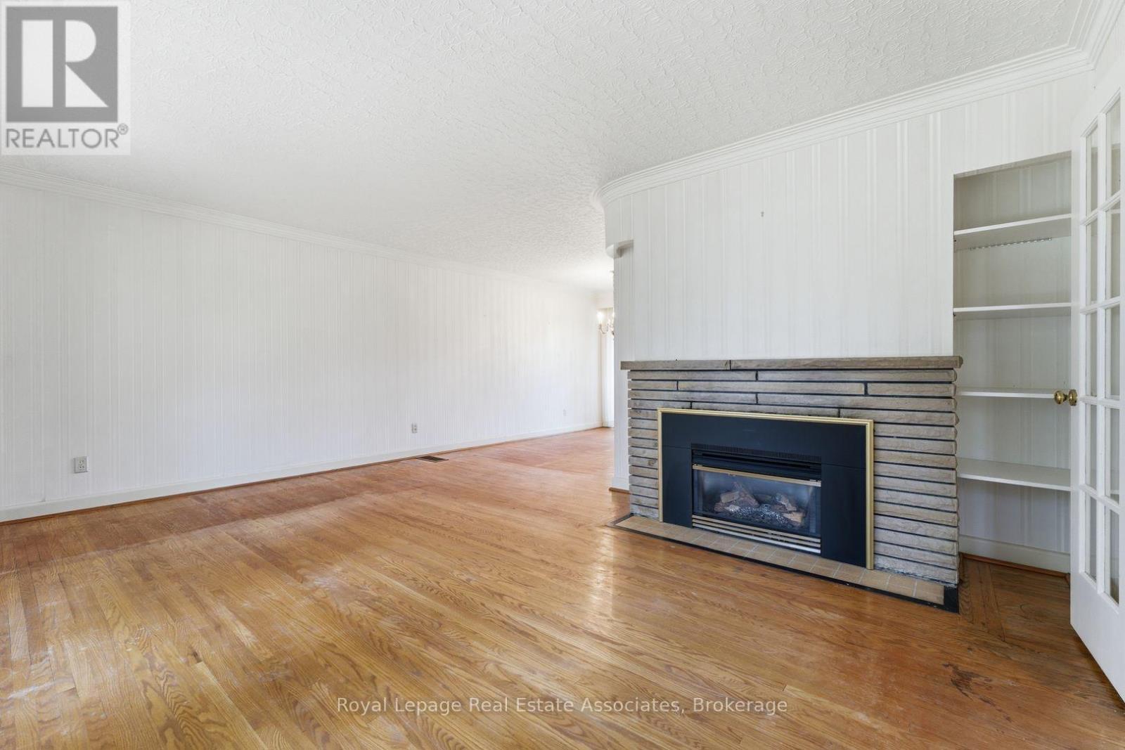 95 Oakes Drive, Mississauga, ON - Indoor Photo Showing Living Room With Fireplace