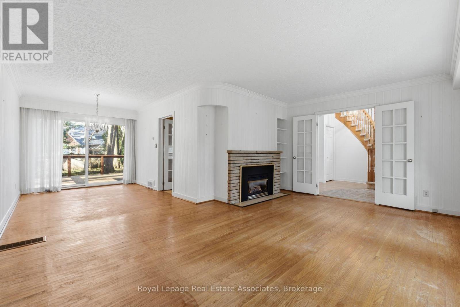 95 Oakes Drive, Mississauga, ON - Indoor Photo Showing Living Room With Fireplace