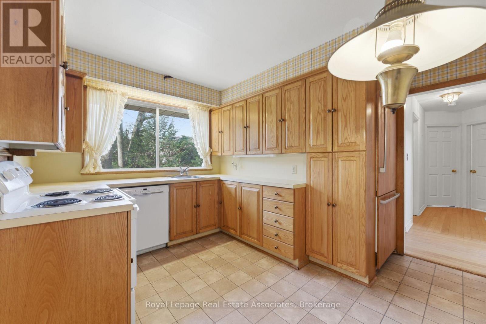 95 Oakes Drive, Mississauga, ON - Indoor Photo Showing Kitchen