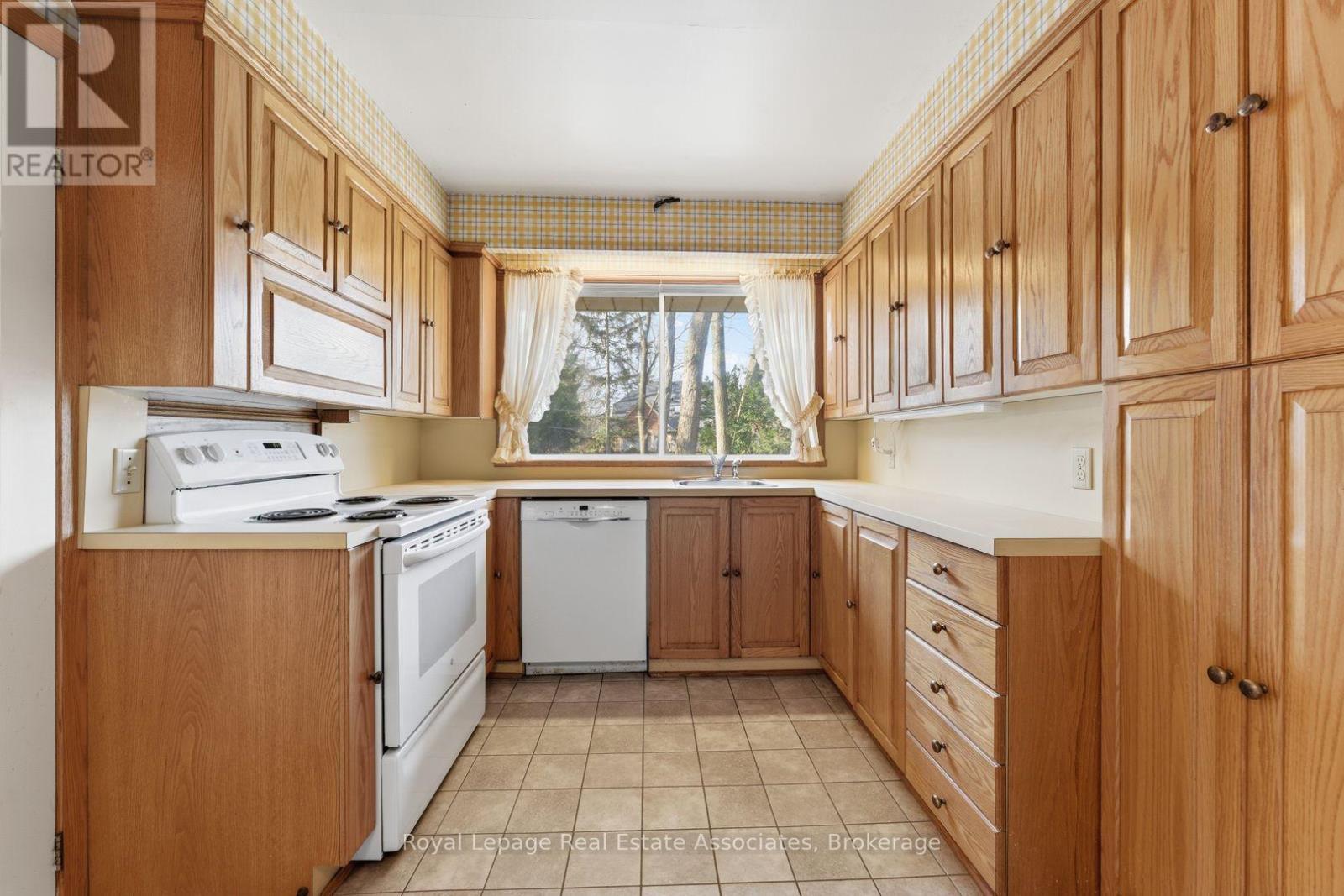 95 Oakes Drive, Mississauga, ON - Indoor Photo Showing Kitchen