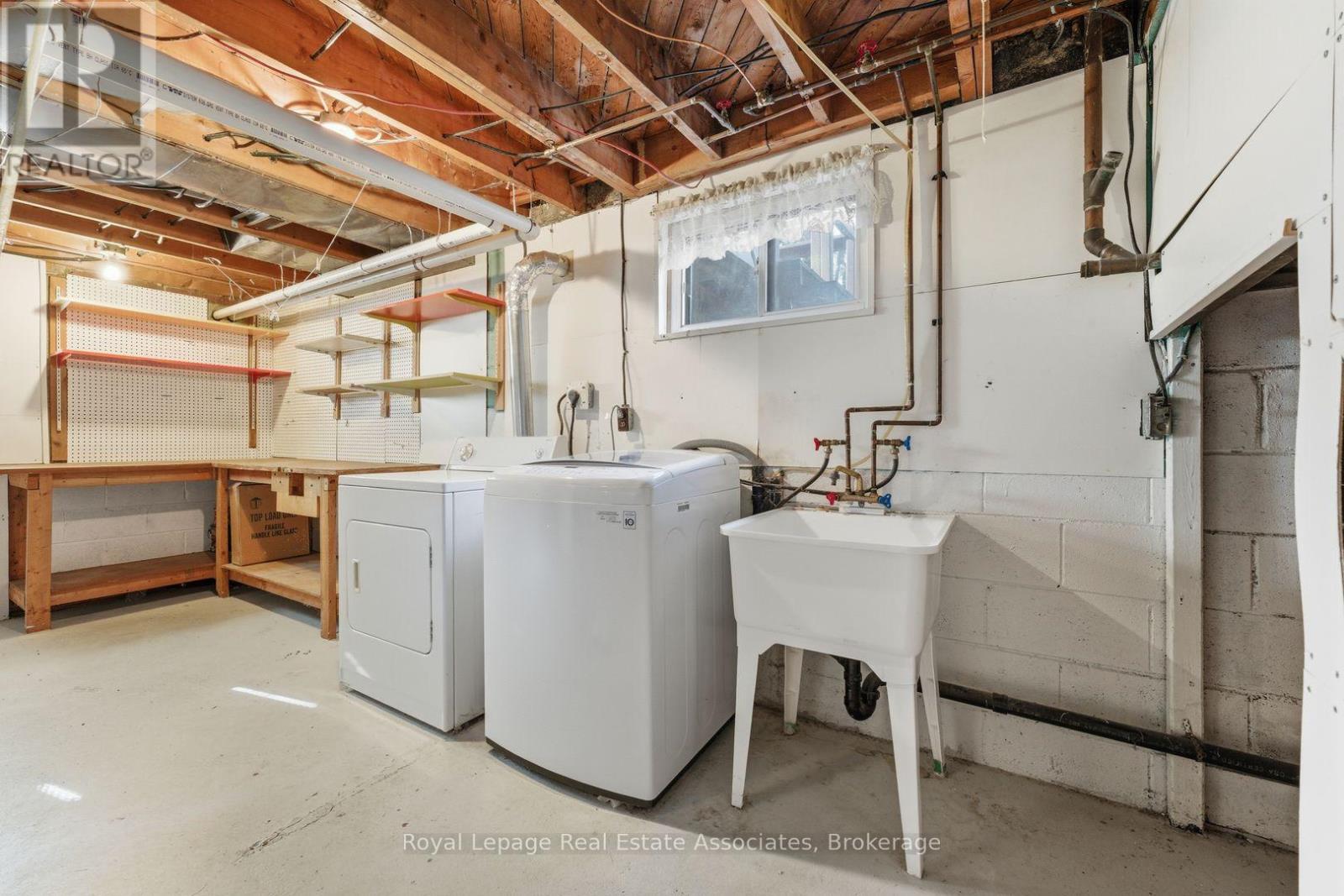 95 Oakes Drive, Mississauga, ON - Indoor Photo Showing Laundry Room
