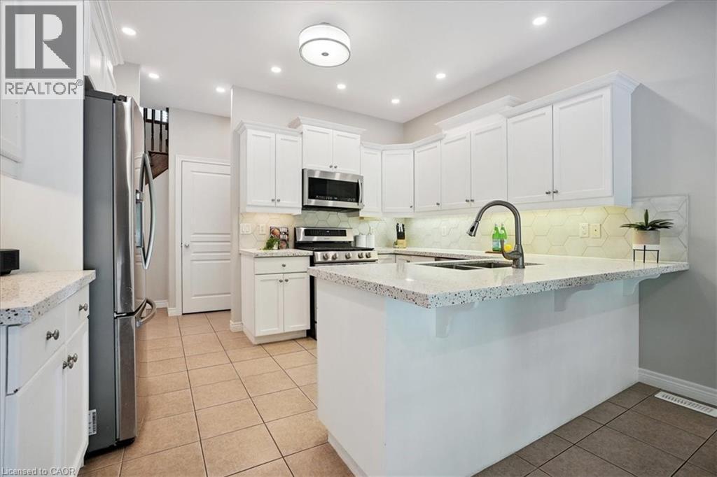 95 Hemlock Way, Grimsby, ON - Indoor Photo Showing Kitchen With Upgraded Kitchen
