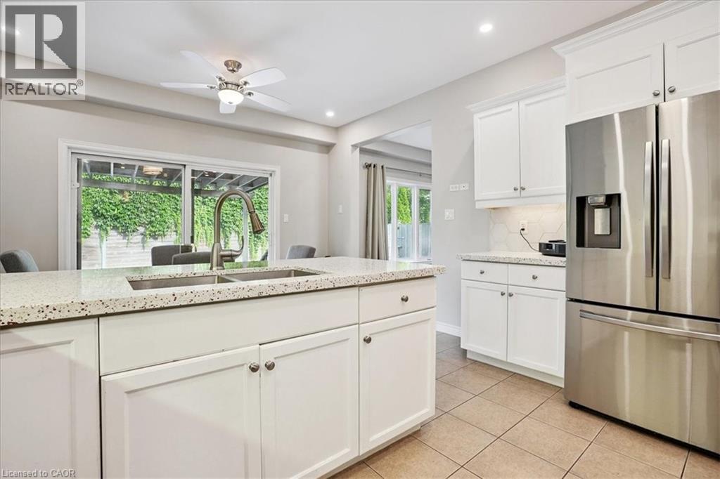 95 Hemlock Way, Grimsby, ON - Indoor Photo Showing Kitchen With Double Sink