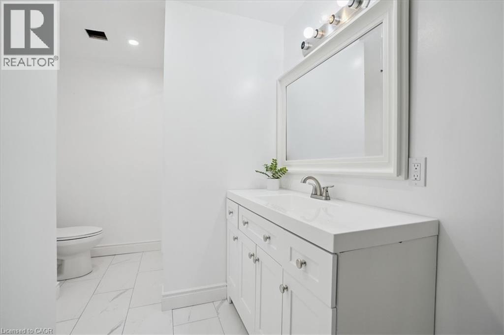 95 Hemlock Way, Grimsby, ON - Indoor Photo Showing Bathroom